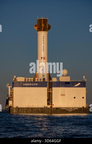 Port Canaveral, États-Unis. 18 novembre 2025. Lors d'une brillante attaque spatiale au lever du soleil, le premier booster de Blue Origin atterrissant sur Jacklyn, « Never Tell me the Odds » se dirige vers Port Canaveral Brevard County Florida USA le 18 novembre 2025. (Photo de Scott Schilke/SipaUSA) crédit : Sipa USA/Alamy Live News Banque D'Images