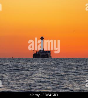 Port Canaveral, États-Unis. 18 novembre 2025. Lors d'une brillante attaque spatiale au lever du soleil, le premier booster de Blue Origin atterrissant sur Jacklyn, « Never Tell me the Odds » se dirige vers Port Canaveral Brevard County Florida USA le 18 novembre 2025. (Photo de Scott Schilke/SipaUSA) crédit : Sipa USA/Alamy Live News Banque D'Images