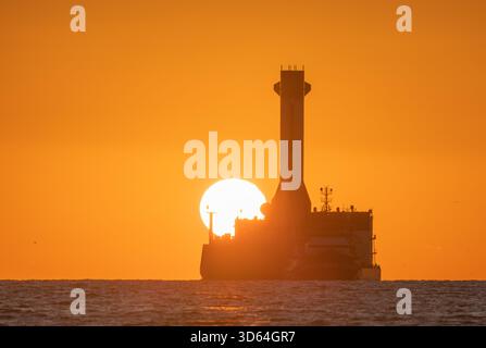 Port Canaveral, États-Unis. 18 novembre 2025. Lors d'une brillante attaque spatiale au lever du soleil, le premier booster de Blue Origin atterrissant sur Jacklyn, « Never Tell me the Odds » se dirige vers Port Canaveral Brevard County Florida USA le 18 novembre 2025. (Photo de Scott Schilke/SipaUSA) crédit : Sipa USA/Alamy Live News Banque D'Images