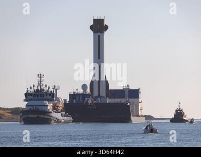Port Canaveral, États-Unis. 18 novembre 2025. Lors d'une brillante attaque spatiale au lever du soleil, le premier booster de Blue Origin atterrissant sur Jacklyn, « Never Tell me the Odds » se dirige vers Port Canaveral Brevard County Florida USA le 18 novembre 2025. (Photo de Scott Schilke/SipaUSA) crédit : Sipa USA/Alamy Live News Banque D'Images