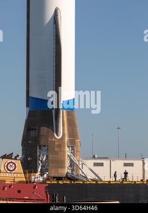 Port Canaveral, États-Unis. 18 novembre 2025. Lors d'une brillante attaque spatiale au lever du soleil, le premier booster de Blue Origin atterrissant sur Jacklyn, « Never Tell me the Odds » se dirige vers Port Canaveral Brevard County Florida USA le 18 novembre 2025. (Photo de Scott Schilke/SipaUSA) crédit : Sipa USA/Alamy Live News Banque D'Images