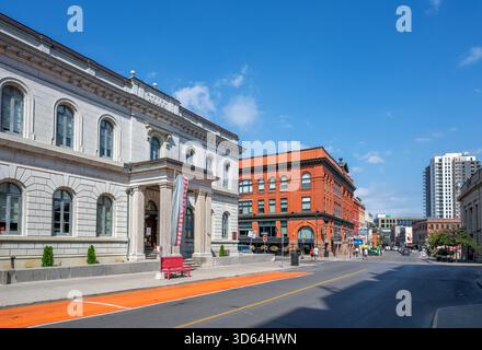 Vue en bas de la rue King avec la maison des douanes de Kingston à gauche, Kingston, Ontario, Canada Banque D'Images