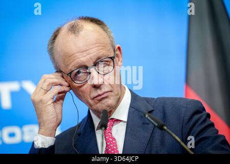 Berlin, Allemagne. 18 novembre 2025. Le chancelier allemand Friedrich Merz (CDU) donne une conférence de presse lors du sommet européen sur la souveraineté numérique au Campus EUREF. Le sommet se déroule à l’invitation des ministères du numérique allemand et français. Crédit : Kay Nietfeld/dpa/Alamy Live News Banque D'Images
