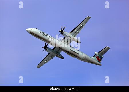Montréal, Canada - 22 novembre 2022 : Bombardier DHC-8-400 Air Canada monte dans les airs depuis YUL, aéroport international de Montréal Banque D'Images