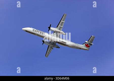 Montréal, Canada - 22 novembre 2022 : Bombardier DHC-8-400 Air Canada monte dans les airs depuis YUL, aéroport international de Montréal Banque D'Images