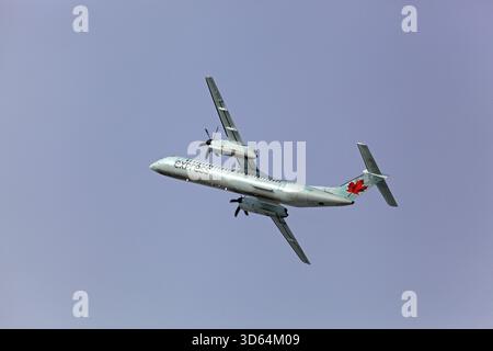 Montréal, Canada - 22 novembre 2022 : Bombardier DHC-8-400 Air Canada monte dans les airs depuis YUL, aéroport international de Montréal Banque D'Images