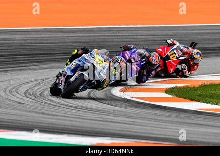 Le coureur espagnol Pedro Acosta (Red Bull KTM Factory Racing) se bat contre le coureur italien Fabio Di Giannantonio (Pertamina Enduro VR46 Racing Team) pendant le laps de temps Banque D'Images