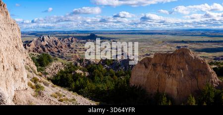 Vue panoramique depuis le Notch surplombant le bassin principal dans le parc national des Badlands lors d'un bel après-midi d'automne. Banque D'Images