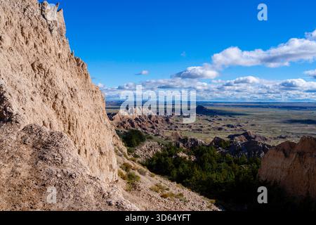 Vue depuis le Notch surplombant le bassin principal dans le parc national des Badlands lors d'un bel après-midi d'automne. Banque D'Images
