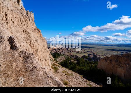 Vue depuis le Notch surplombant le bassin principal dans le parc national des Badlands lors d'un bel après-midi d'automne. Banque D'Images