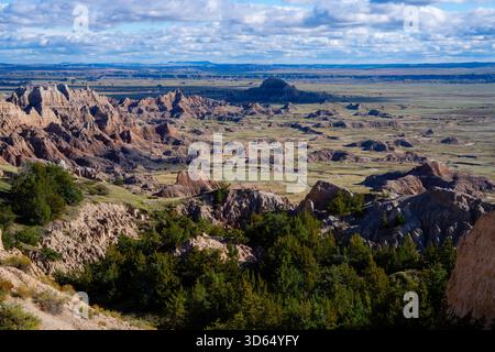 Vue depuis le Notch surplombant le bassin principal dans le parc national des Badlands lors d'un bel après-midi d'automne. Banque D'Images
