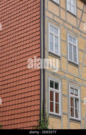 Gros plan sur les façades de bâtiments adjacents montrant des tuiles rouges et des briques traditionnelles à colombages Banque D'Images