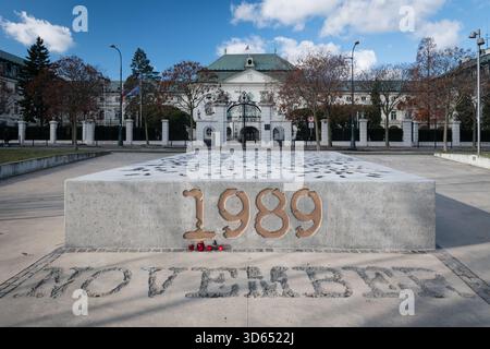BRATISLAVA, SLOVAQUIE – 18 nov 2025 : un Monument au 1989 novembre a été dévoilé le 17 novembre sur la place de la liberté à Bratislava pour marquer le 36e anniversaire Banque D'Images