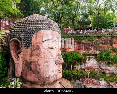 Vue impressionnante sur le Bouddha géant de Leshan, sculpté directement dans la falaise au confluent des rivières min, Dadu et Qingyi, Sichuan, Chine Banque D'Images