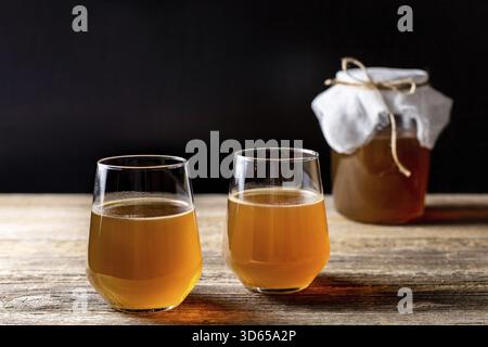 Superaliment kombucha fermenté maison, alcoolisé ou non alcogolique. Thé glacé avec probiotique naturel sain dans le verre Banque D'Images