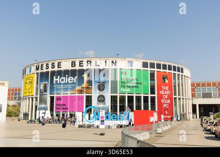 Berlin, Allemagne - 09 septembre 2025 : IFA.Berlin. Le Messe Berlin propose des bannières vibrantes présentant des marques et des événements dans une atmosphère animée Banque D'Images