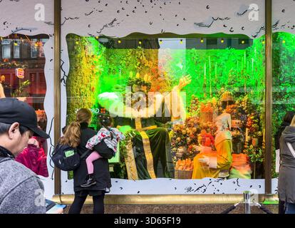 Les gens admirent une vitrine élaborée de grand magasin Fenwicks sur le thème des vacances de noël, des personnages festifs et une scène festive animée newcastle Banque D'Images