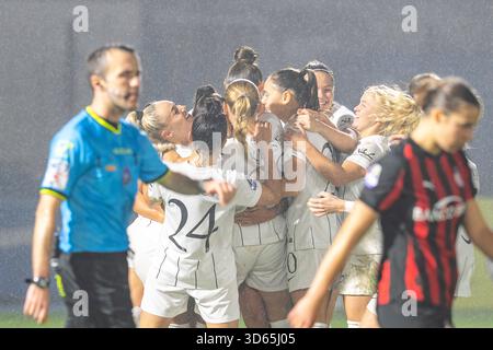 CÔME, ITALIE - 15 NOVEMBRE : le FC Côme célèbre Nadine Nischler du FC Côme non montrée) pour son but lors du match de Serie A féminin entre le FC Côme et l'AC Milan au Stadio Ferruccio le 15 novembre 2025 à Côme, Italie. Banque D'Images