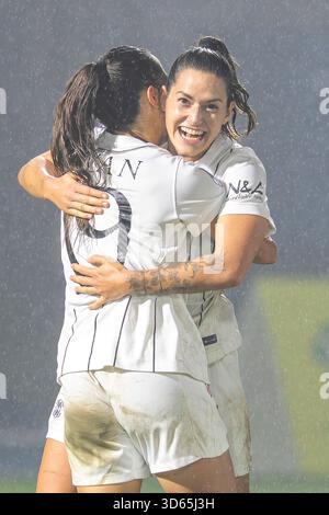 CÔME, ITALIE - 15 NOVEMBRE : Matilde Pavan du FC Como l) rend hommage à Nadine Nischler du FC Como R) pour son but lors du match de Serie A féminin opposant le FC Como et l'AC Milan au Stadio Ferruccio le 15 novembre 2025 à Côme, Italie. Banque D'Images