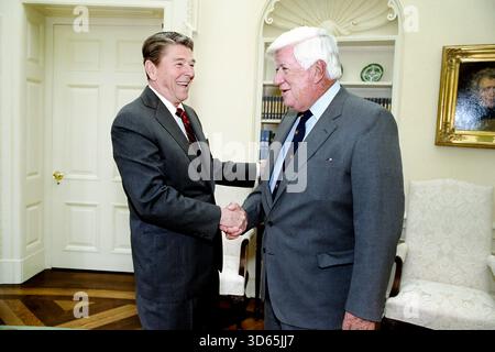 Le président des États-Unis Ronald Reagan avec le président de la Chambre Thomas P. 'Tip' O'Neill, Jr. dans le bureau ovale de la Maison Blanche, Washington, DC, États-Unis, le président Ronald Reagan White House Photographic Office, le 7 mars 1985 Banque D'Images