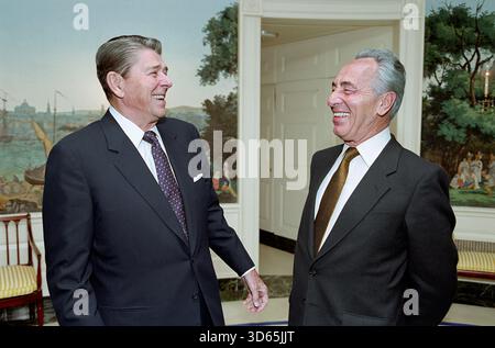 Le président américain Ronald Reagan rencontre avec le premier ministre israélien Shimon Peres, salle de réception diplomatique, Maison Blanche, Washington, D.C. USA, Président Ronald Reagan White House Photographic Office, 17 octobre 1985 Banque D'Images