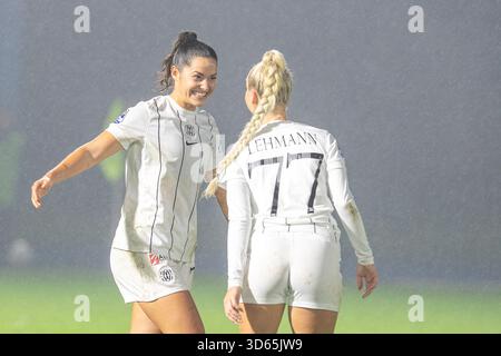 CÔME, ITALIE - 15 NOVEMBRE : Nadine Nischler du FC Como l) célèbre son but avec Alisha Lehmann du FC Como R) lors du match de Serie A Women entre le FC Como et l'AC Milan au Stadio Ferruccio le 15 novembre 2025 à Côme, Italie. Banque D'Images