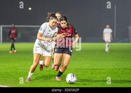 CÔME, ITALIE - 15 NOVEMBRE : Nadine Nischler du FC Como Women l) contre Marta Mascarello de l'AC Milan R) lors du match de Serie A Women opposant le FC Como et l'AC Milan au Stadio Ferruccio le 15 novembre 2025 à Côme, Italie. Banque D'Images