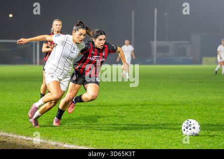 CÔME, ITALIE - 15 NOVEMBRE : Nadine Nischler du FC Como Women l) contre Marta Mascarello de l'AC Milan R) lors du match de Serie A Women opposant le FC Como et l'AC Milan au Stadio Ferruccio le 15 novembre 2025 à Côme, Italie. Banque D'Images