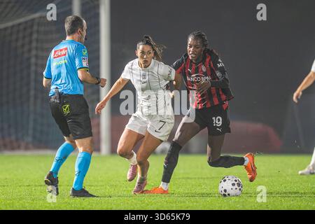 CÔME, ITALIE - 15 NOVEMBRE : Evelyn Ijeh de l'AC Milan R) contre Nadine Nischler du FC Como Women l) lors du match de Serie A Women entre le FC Como et l'AC Milan au Stadio Ferruccio le 15 novembre 2025 à Côme, Italie. Banque D'Images