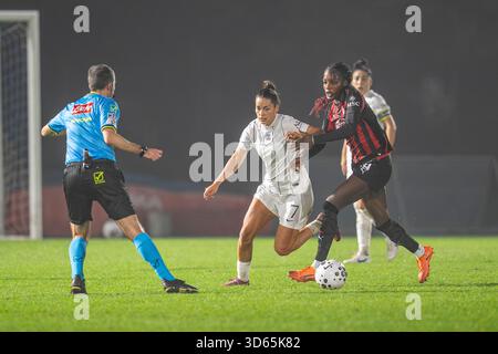 CÔME, ITALIE - 15 NOVEMBRE : Evelyn Ijeh de l'AC Milan R) contre Nadine Nischler du FC Como Women l) lors du match de Serie A Women entre le FC Como et l'AC Milan au Stadio Ferruccio le 15 novembre 2025 à Côme, Italie. Banque D'Images