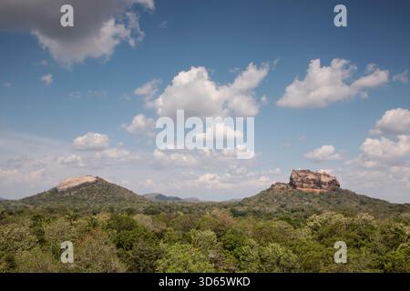 Une vue panoramique sur les rochers de Pidurangala et Sigiriya au Sri Lanka. Banque D'Images
