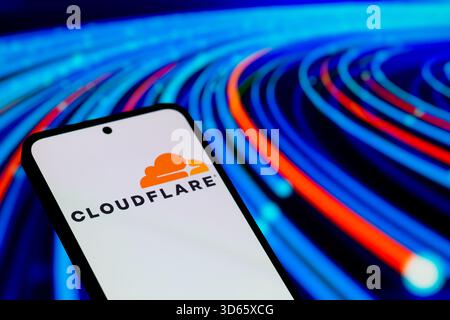 Bruxelles, Belgique. 19 novembre 2025. Le logo Cloudflare est affiché sur un téléphone portable, dans cette illustration photo. Prise à Bruxelles, Belgique, le 19 novembre 2025. (Jonathan Raa/Sipa USA *** strictement à des fins éditoriales *** crédit : Sipa USA/Alamy Live News Banque D'Images