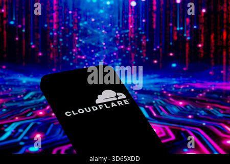 Bruxelles, Belgique. 19 novembre 2025. Le logo Cloudflare est affiché sur un téléphone portable, dans cette illustration photo. Prise à Bruxelles, Belgique, le 19 novembre 2025. (Jonathan Raa/Sipa USA *** strictement à des fins éditoriales *** crédit : Sipa USA/Alamy Live News Banque D'Images