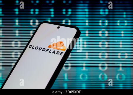 Bruxelles, Belgique. 19 novembre 2025. Le logo Cloudflare est affiché sur un téléphone portable, dans cette illustration photo. Prise à Bruxelles, Belgique, le 19 novembre 2025. (Jonathan Raa/Sipa USA *** strictement à des fins éditoriales *** crédit : Sipa USA/Alamy Live News Banque D'Images