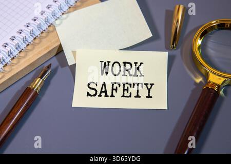 Concept d'entreprise. Sur un fond blanc se trouve un marqueur, un point d'exclamation en papier et un bloc-notes avec l'inscription - FAIRE DES CHOSES SE PRODUIRE Banque D'Images