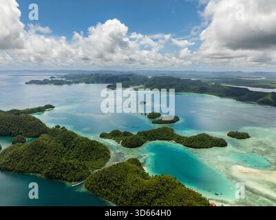 Vue aérienne des îles avec des collines verdoyantes s'élèvent au-dessus des eaux bleu turquoise qui s'étendent à l'horizon. Siargao, Philippines. Sugba Blue Lagoon. Banque D'Images