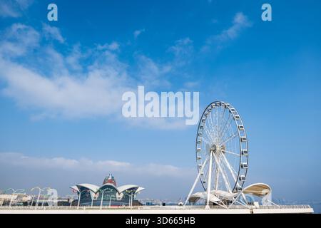 Bakou, Azerbaïdjan - 11.09.2025 : grande roue de Bakou, également connue sous le nom de Bakou Eye, une grande roue de repère sur le boulevard Bakou, Azerbaïdjan. Banque D'Images