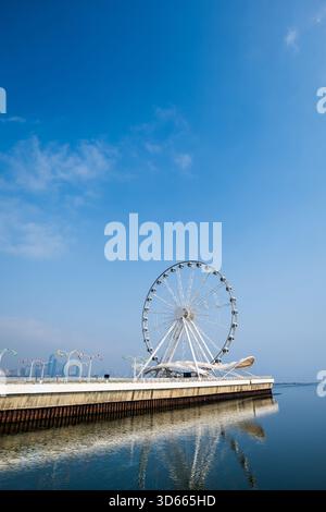 Bakou, Azerbaïdjan - 11.09.2025 : grande roue de Bakou, également connue sous le nom de Bakou Eye, une grande roue de repère sur le boulevard Bakou, Azerbaïdjan. Banque D'Images