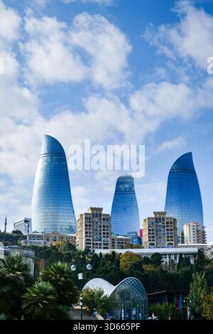 Bakou, Azerbaïdjan - 11.04 2025 : tours de flammes vues du centre-ville de Bakou, Azerbaïdjan. Les Flame Towers sont les gratte-ciel emblématiques de Bakou. Banque D'Images