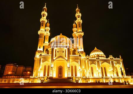 Bakou, Azerbaïdjan - 11.03 2025 : la mosquée Heydar Aliyev s'est éclairée dans la nuit, un point de repère à Bakou. Banque D'Images