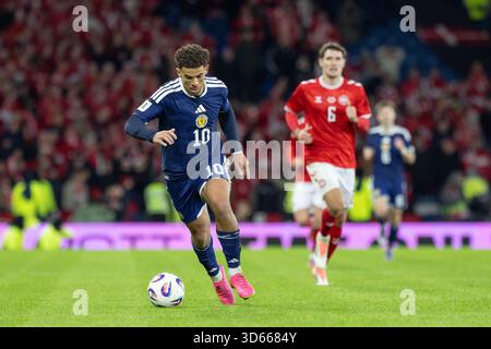 Glasgow, Écosse, Royaume-Uni. Glasgow, Royaume-Uni. 18 novembre 2025. L'Écosse a joué le Danemark au stade national écossais de Hampden Park, Glasgow, lors d'un tour de qualification pour la coupe du monde. Le Danemark avait un point d'avance sur l'Écosse dans la ligue avant le début du match. Le score final était Ecosse 4 - 2 Danemark. L'Écosse se qualifie et le Danemark va entrer dans les matches de play-off. Che Adams (S10) surpasse Andreas Christensen (D6) crédit : Findlay/Alamy Live News Banque D'Images