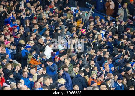 Glasgow, Écosse, Royaume-Uni. Glasgow, Royaume-Uni. 18 novembre 2025. L'Écosse a joué le Danemark au stade national écossais de Hampden Park, Glasgow, lors d'un tour de qualification pour la coupe du monde. Le Danemark avait un point d'avance sur l'Écosse dans la ligue avant le début du match. Le score final était Ecosse 4 - 2 Danemark. L'Écosse se qualifie et le Danemark va entrer dans les matches de play-off. Les supporters écossais et les fans célébrant à la fin du match. Crédit : Findlay/Alamy Live News Banque D'Images