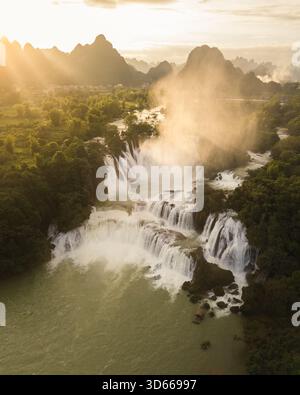 La cascade de Ban Gioc (également connue sous le nom de chutes Detian), située à la frontière entre le Vietnam (province de Cao Bang) et la Chine. Banque D'Images