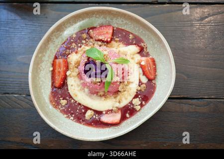 Délicieux dessert servi avec fraises et sauce Banque D'Images