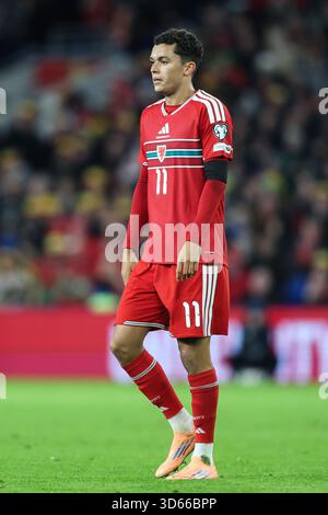Cardiff, Royaume-Uni. 18 novembre 2025. Brennan Johnson, du pays de Galles, lors du match de qualification du Championnat d'Europe de l'UEFA pays de Galles contre Macédoine du Nord au Cardiff City Stadium, Cardiff. Le crédit photo devrait se lire comme suit : Gareth Evans/Sportimage crédit : Sportimage Ltd/Alamy Live News Banque D'Images