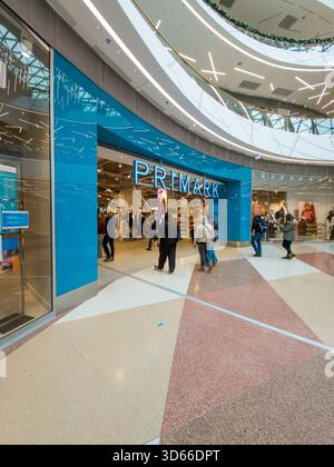 Bratislava, Slovaquie - 16 novembre 2025 : Primark Store Front dans le centre commercial Eurovea. Bratislava. Slovaquie. Banque D'Images