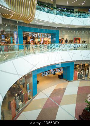 Bratislava, Slovaquie - 16 novembre 2025 : Primark Store Front dans le centre commercial Eurovea. Bratislava. Slovaquie. Banque D'Images