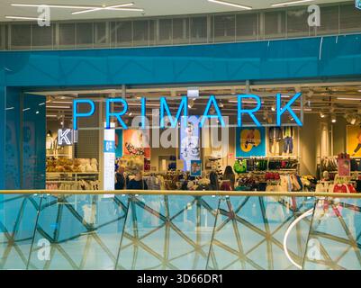 Bratislava, Slovaquie - 16 novembre 2025 : Primark Store Front dans le centre commercial Eurovea. Bratislava. Slovaquie. Banque D'Images