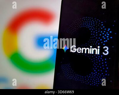 SUQIAN, CHINE - 19 NOVEMBRE 2025 - une photo d'illustration montre le logo Gemini 3 sur un écran de smartphone avec le logo google à Suqian, province du Jiangsu, Chine le 19 novembre 2025. Banque D'Images