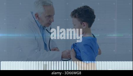 Médecin d'écoute utilisant le stéthoscope sur la poitrine du garçon en clinique avec manteau blanc, chemise bleue, superposition Banque D'Images